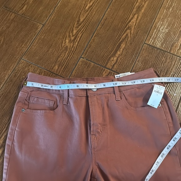 Old Navy Rockstar Super Skinny Mid-Rise Jeans - Picture 8 of 8